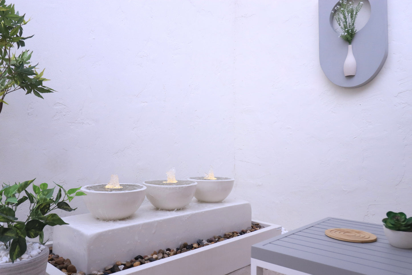 ديكور نافورة إسبانية مع قاعدة كونكريت قوية وإضاءة ليلية، تضيف جمالاً وهدوءًا للمكان.