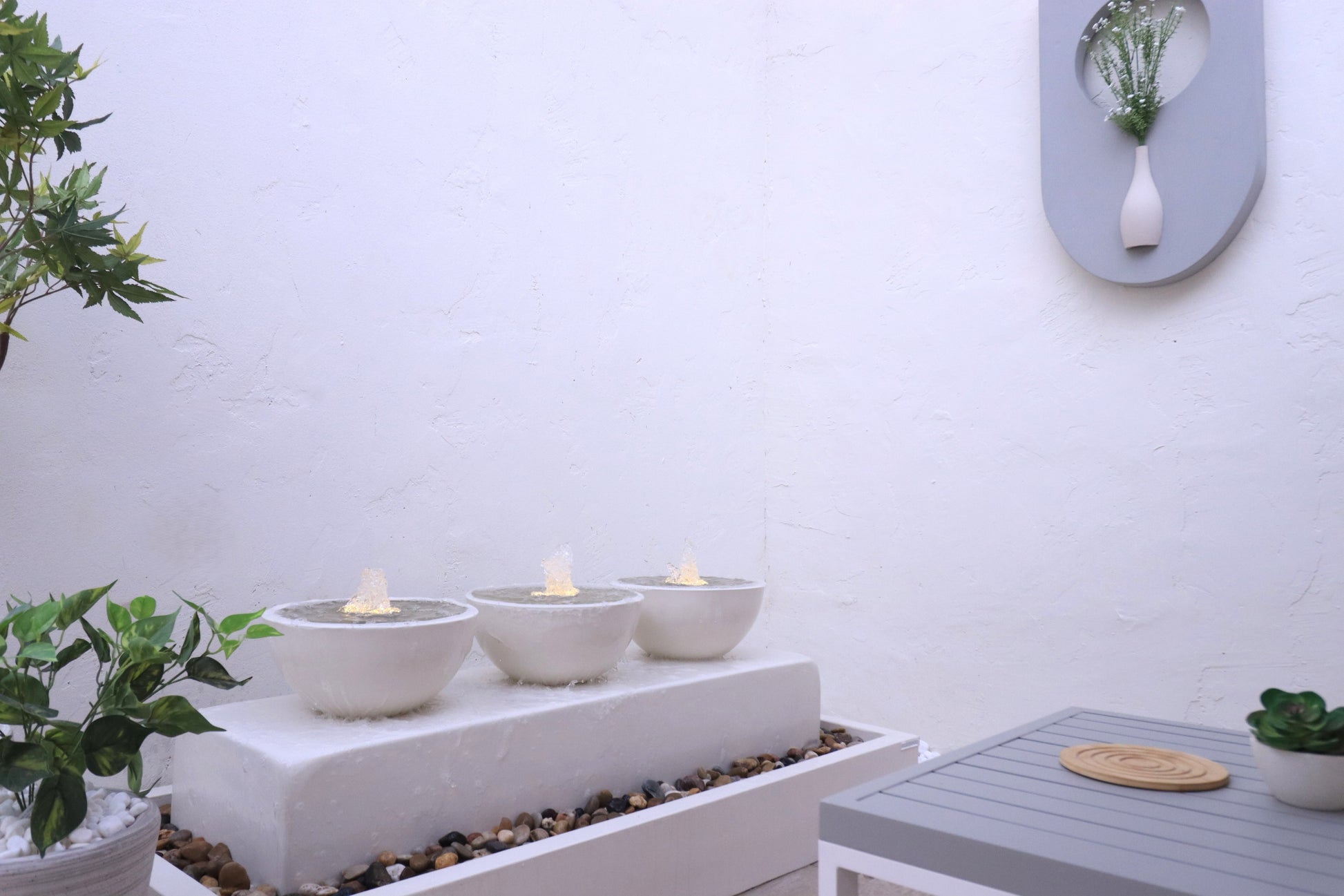 ديكور نافورة إسبانية مع قاعدة كونكريت قوية وإضاءة ليلية، تضيف جمالاً وهدوءًا للمكان.