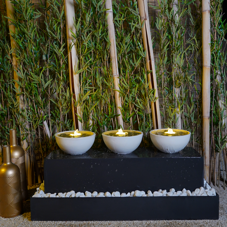 نافورة خارجية كلاسيكية مع حجر زينة.