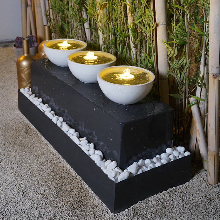 النافورة الاسبانية باللون الأسود والحجر الأبيض.