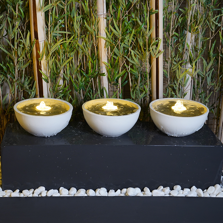 نافورة إسبانية بإضاءة ومضخات متعددة.