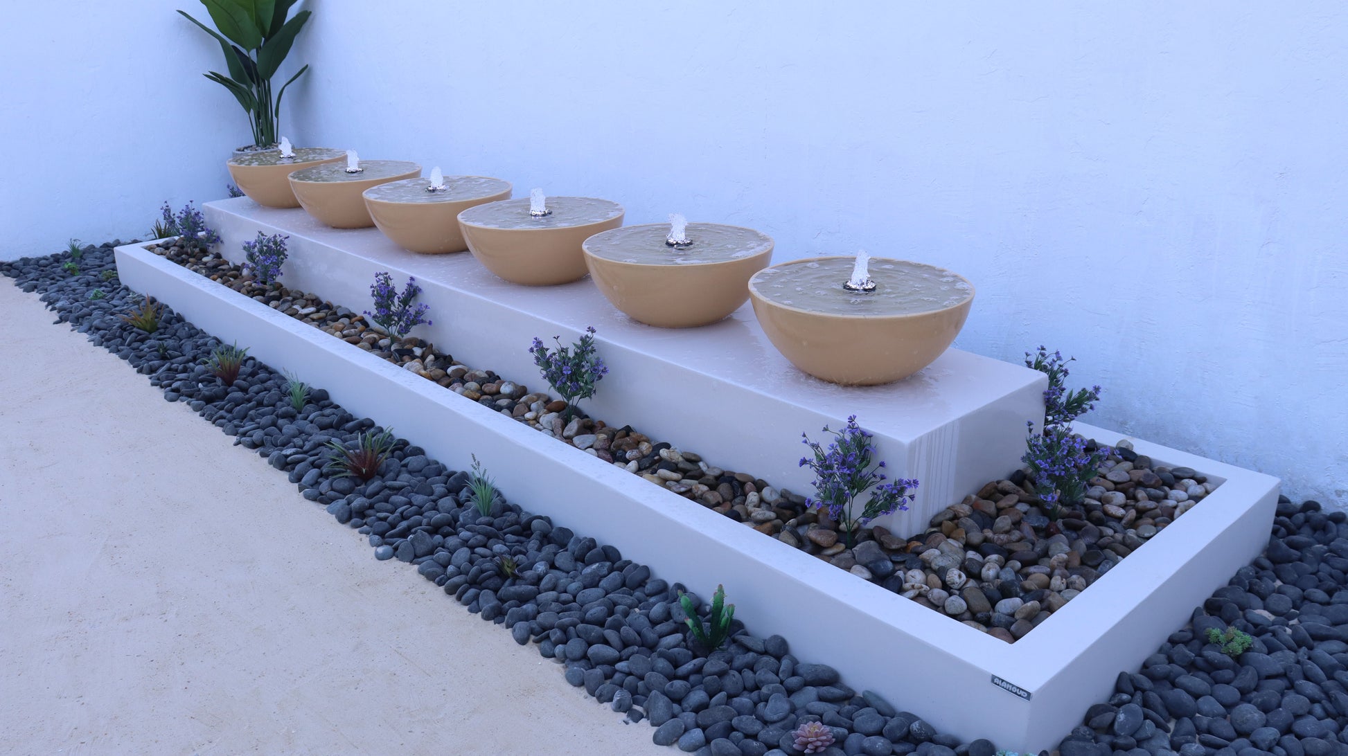 تصميم نافورة إسبانية طويلة تضيف حركة مائية ديناميكية للمكان.