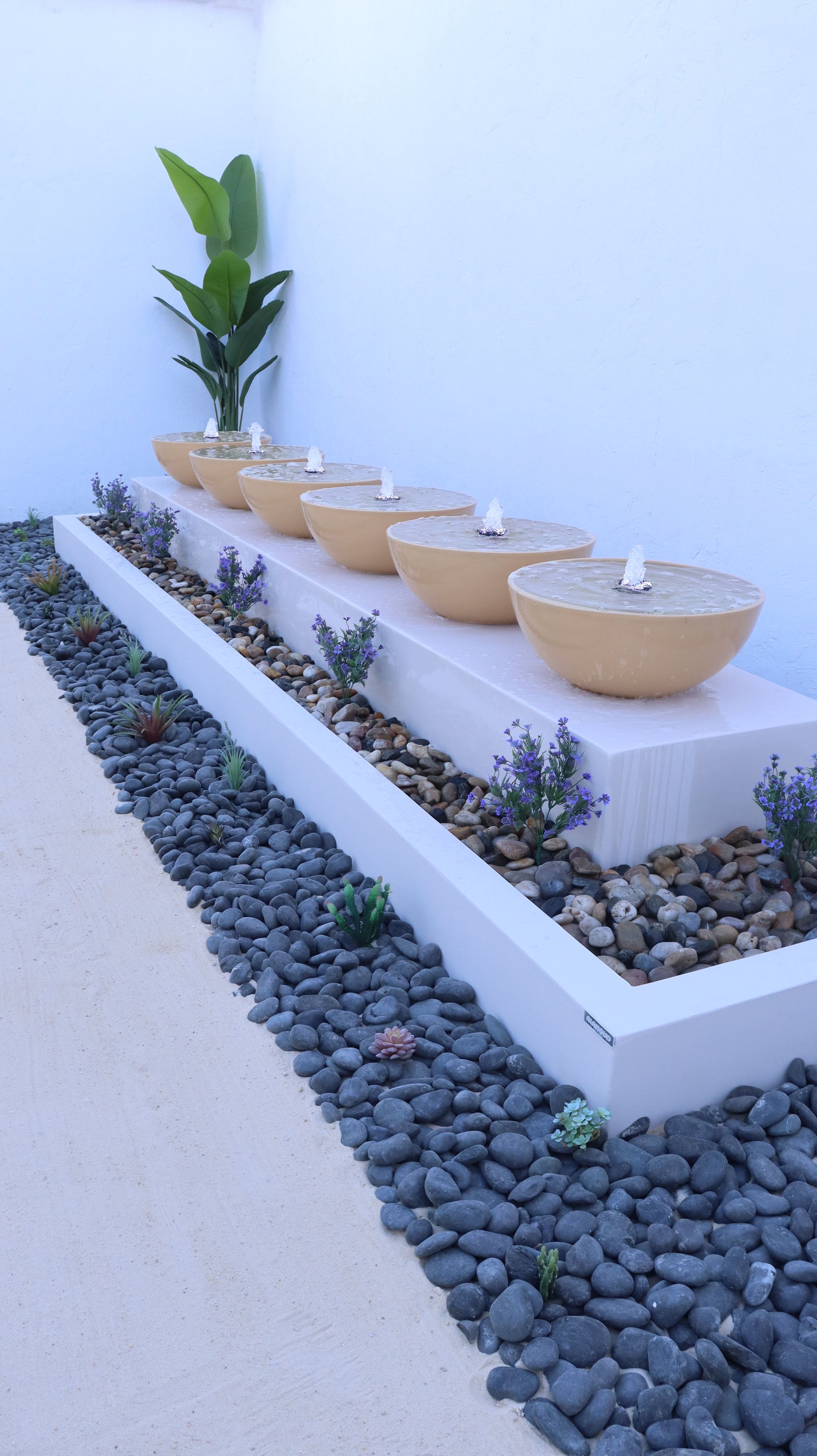 نافورة بطول 5 متر مزودة بست مضخات تمنح مشهد ماء متناسق وجذاب.