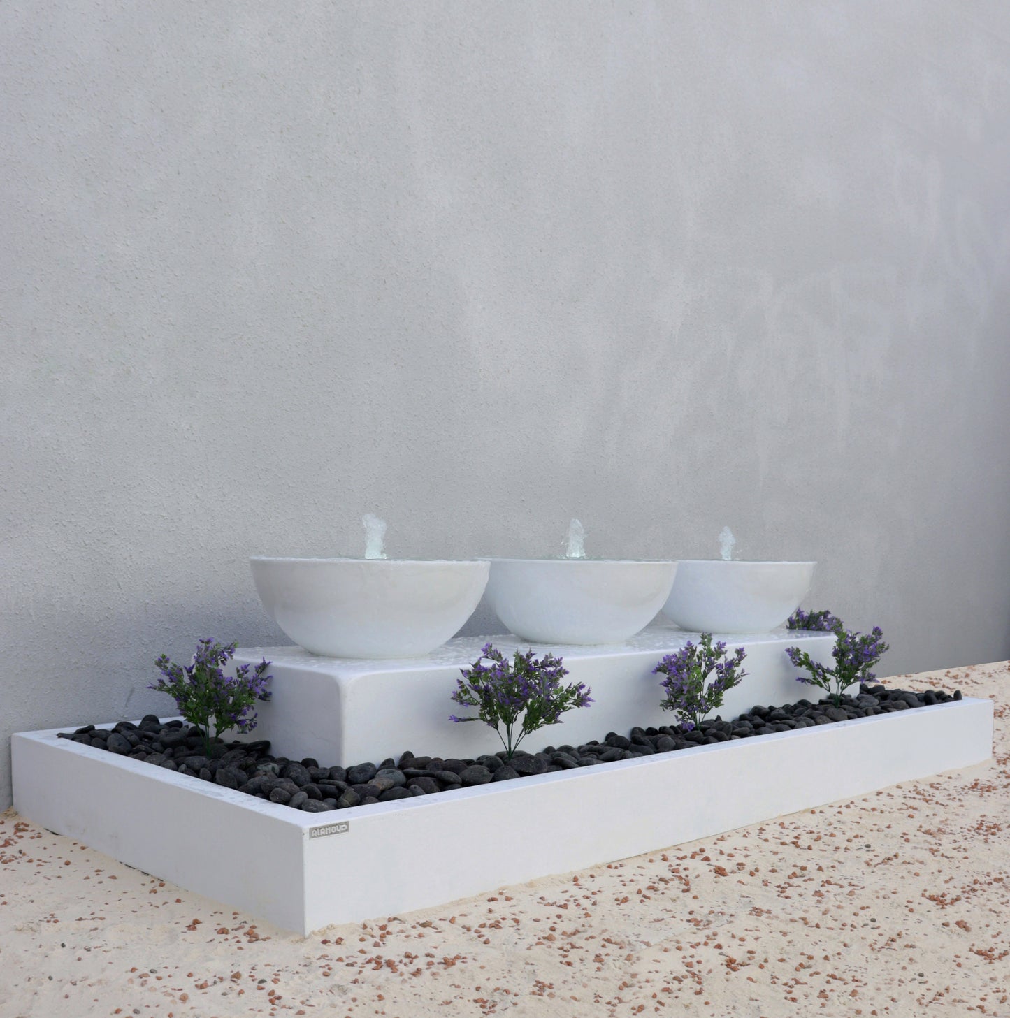 نافورة كلاسيكية توفر لمسة فنية مناسبة للمساحات الخارجية.