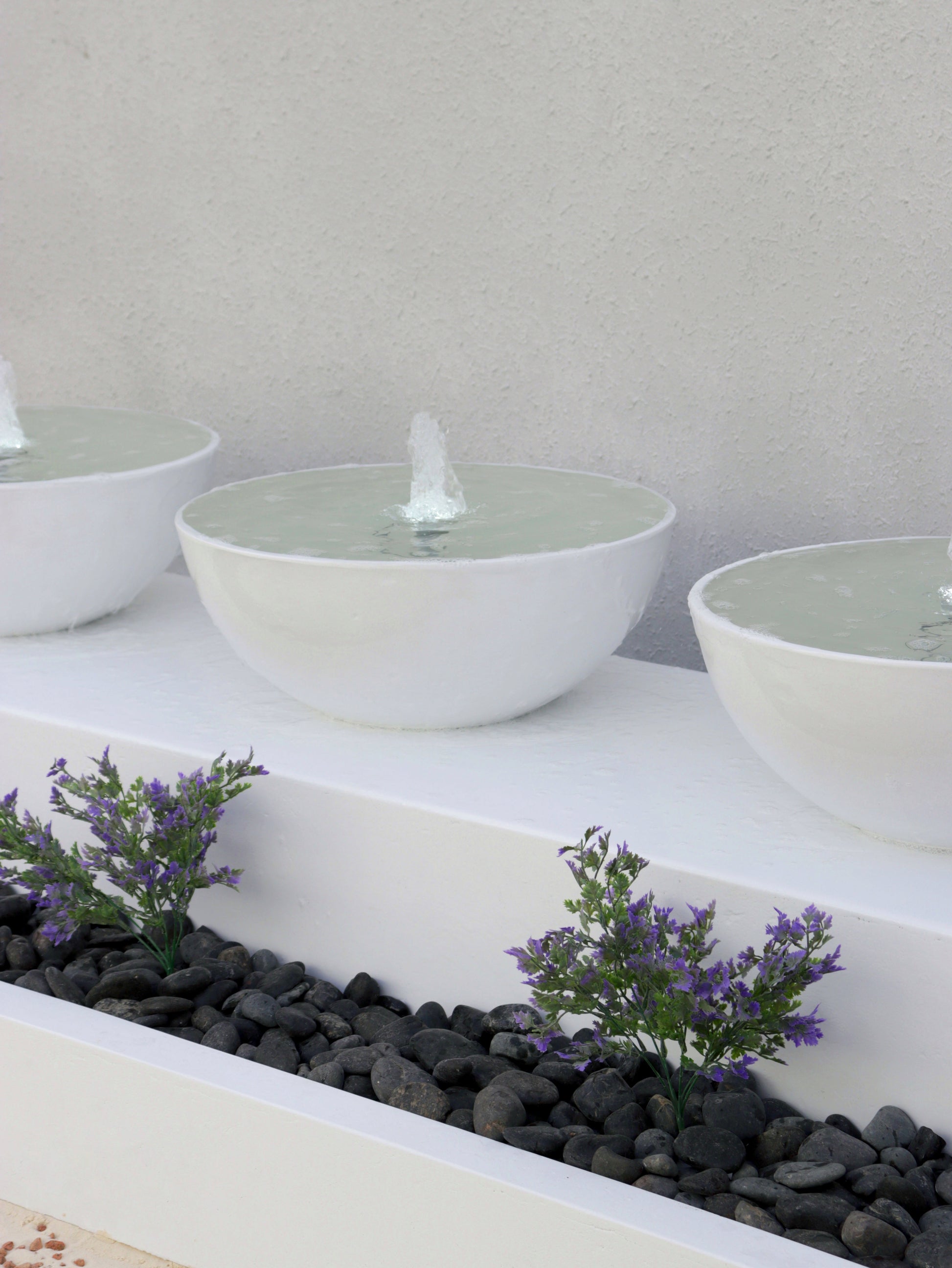 تفاصيل نافورة فاخرة تجمع بين حجر الزينة والتدفق المائي الهادئ.