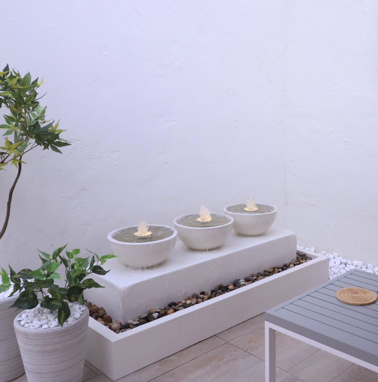 نافورة إسبانية مصنوعة من الكونكريت مع ثلاث مضخات عالية الأداء.