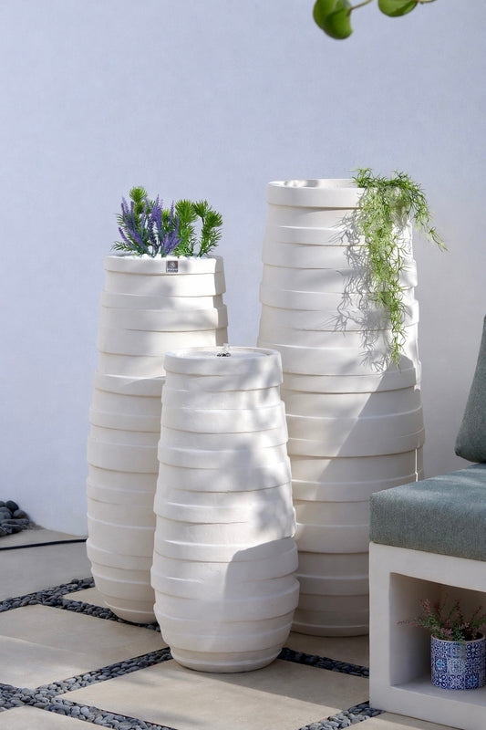 باقة سوار فازات خارجية بتصميم أسطواني مخروطي بنقوش طبقية، تضم فازتين  ونافورة مياه بثلاثة أحجام مختلفة