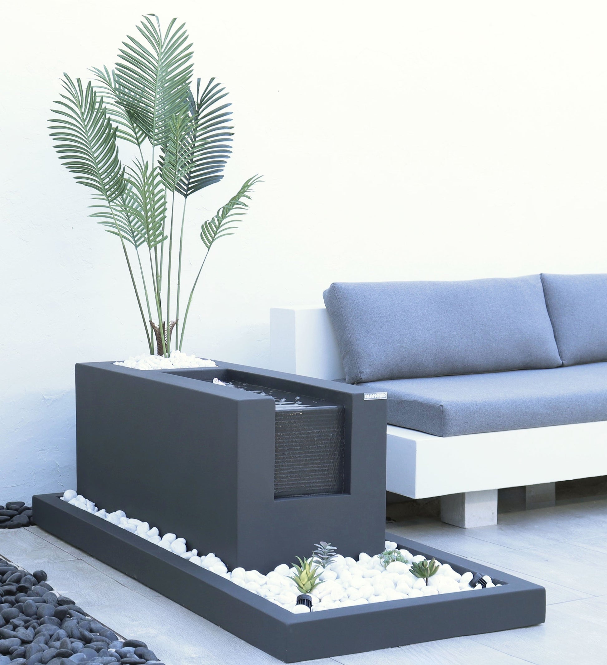 نافورة تامبا بتصميم عصري أنيق يناسب المساحات الداخلية والخارجية.