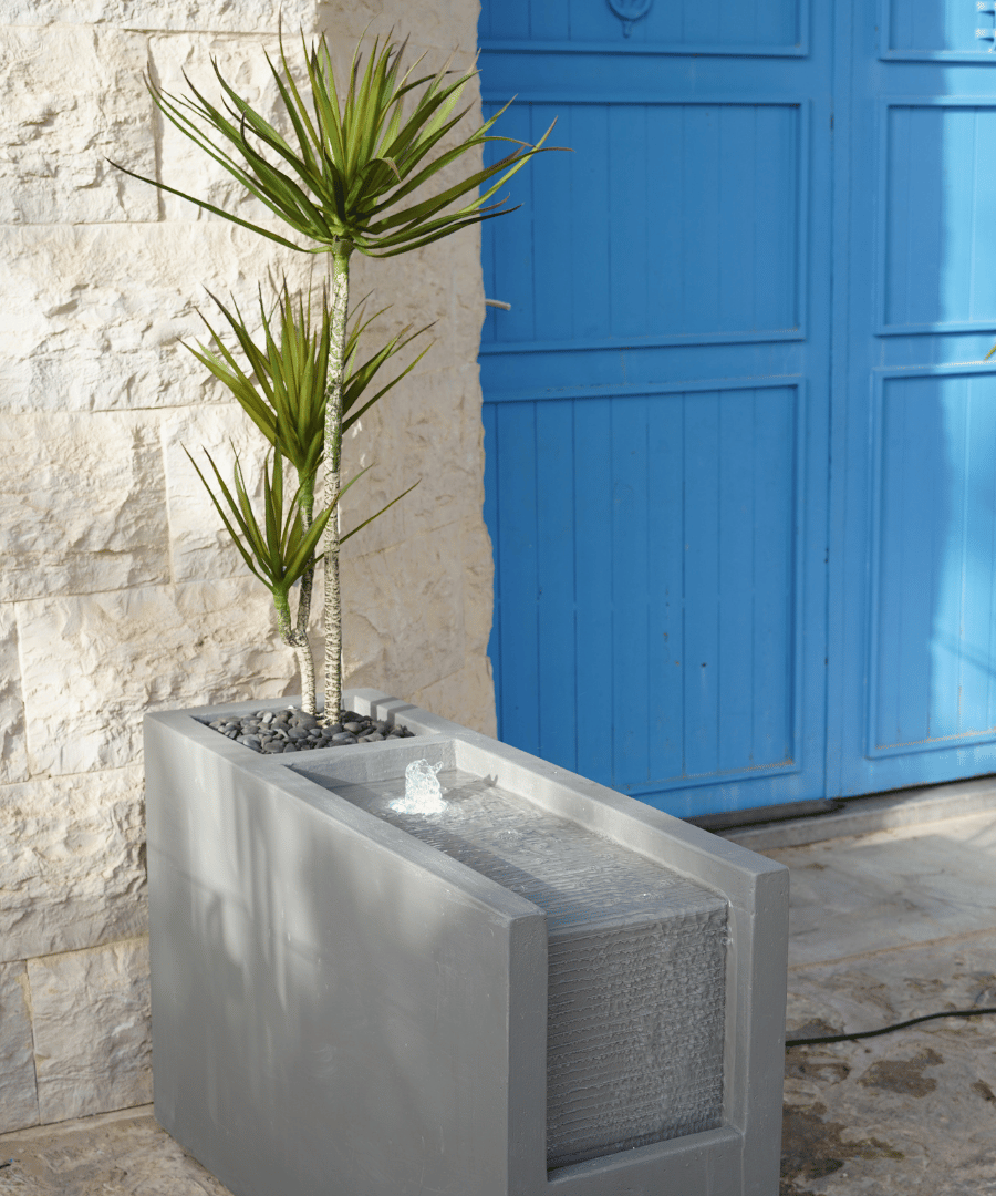 نافورة بإضاءة تفاعلية تضيف جمالًا وهدوءًا للمكان.