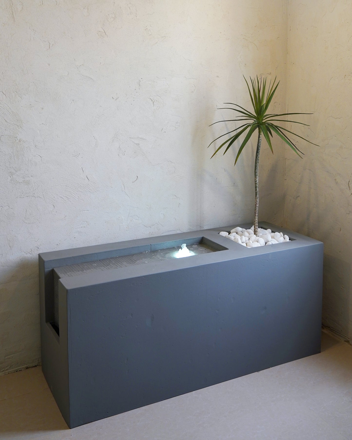 ديكور نافورة حديثة بأبعاد واسعة وحضور مميز.