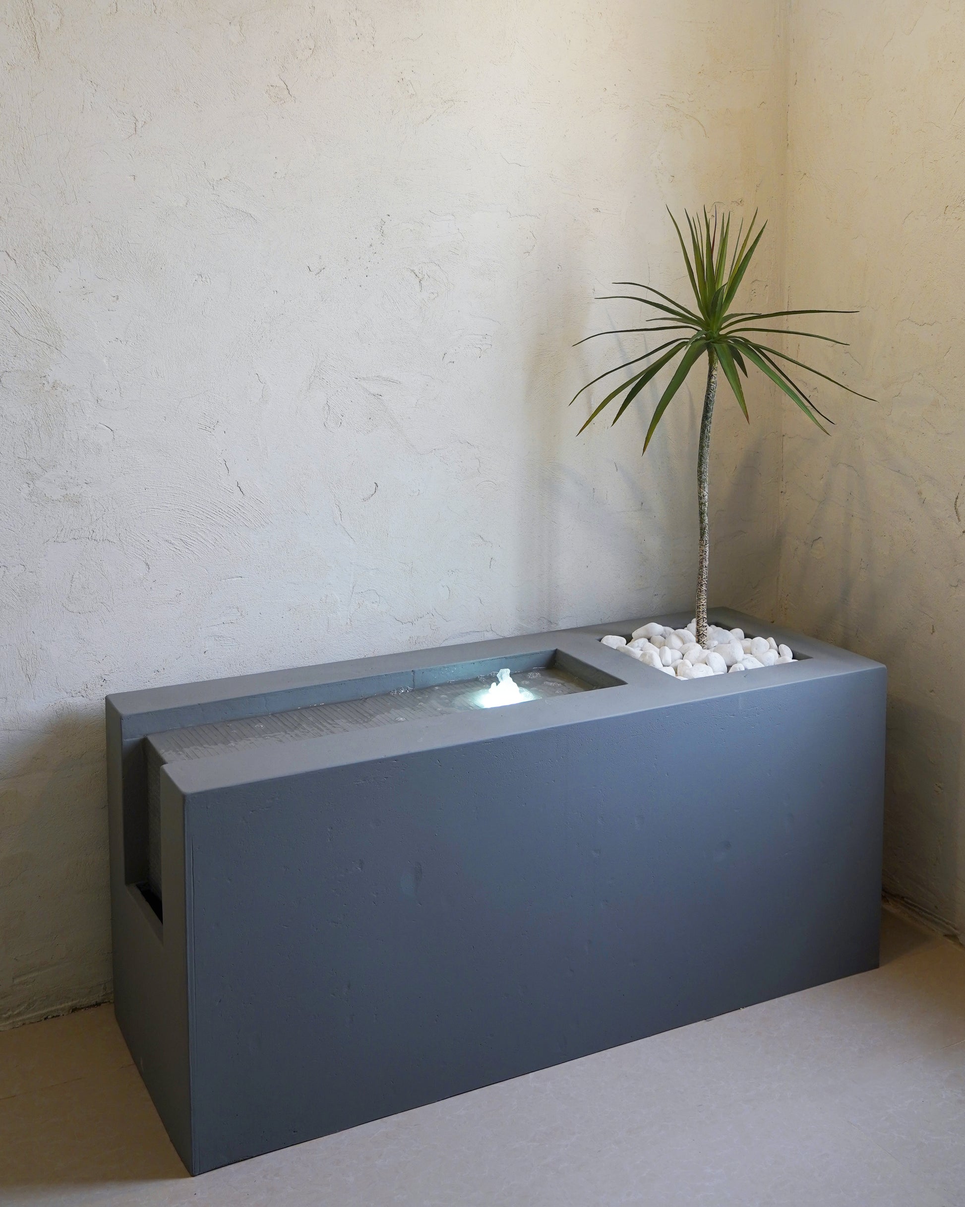 ديكور نافورة حديثة بأبعاد واسعة وحضور مميز.