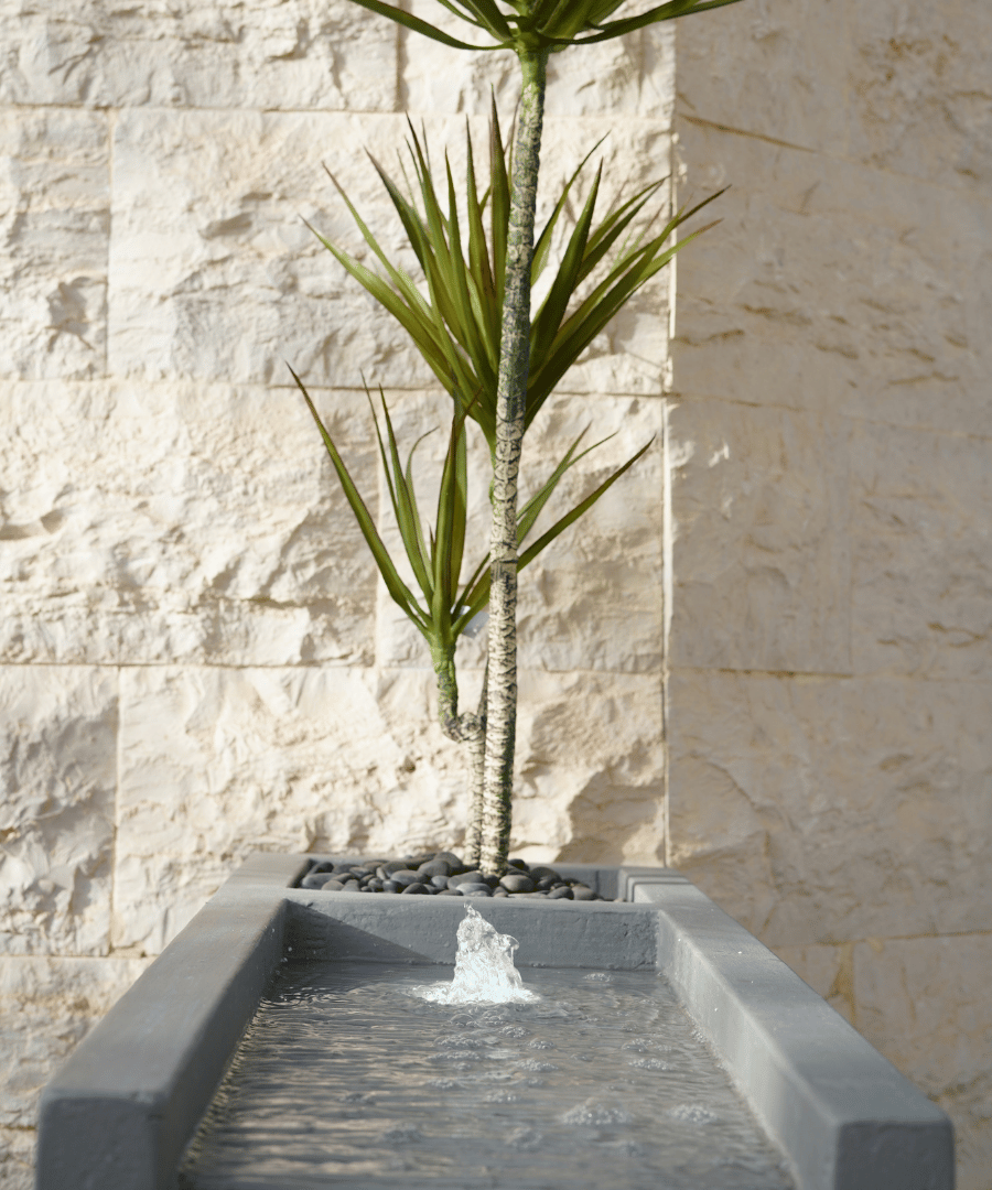 نافورة عصرية بحاجز أنيق تضفي لمسة فاخرة على المساحة.