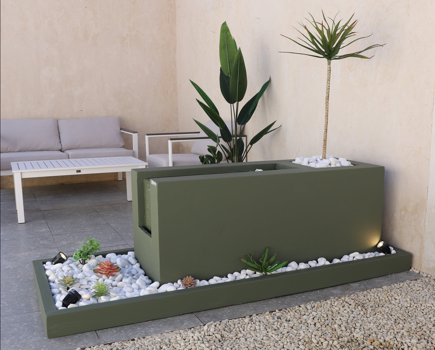 نافورة بتدفق مائي هادئ وإضاءة جميلة.