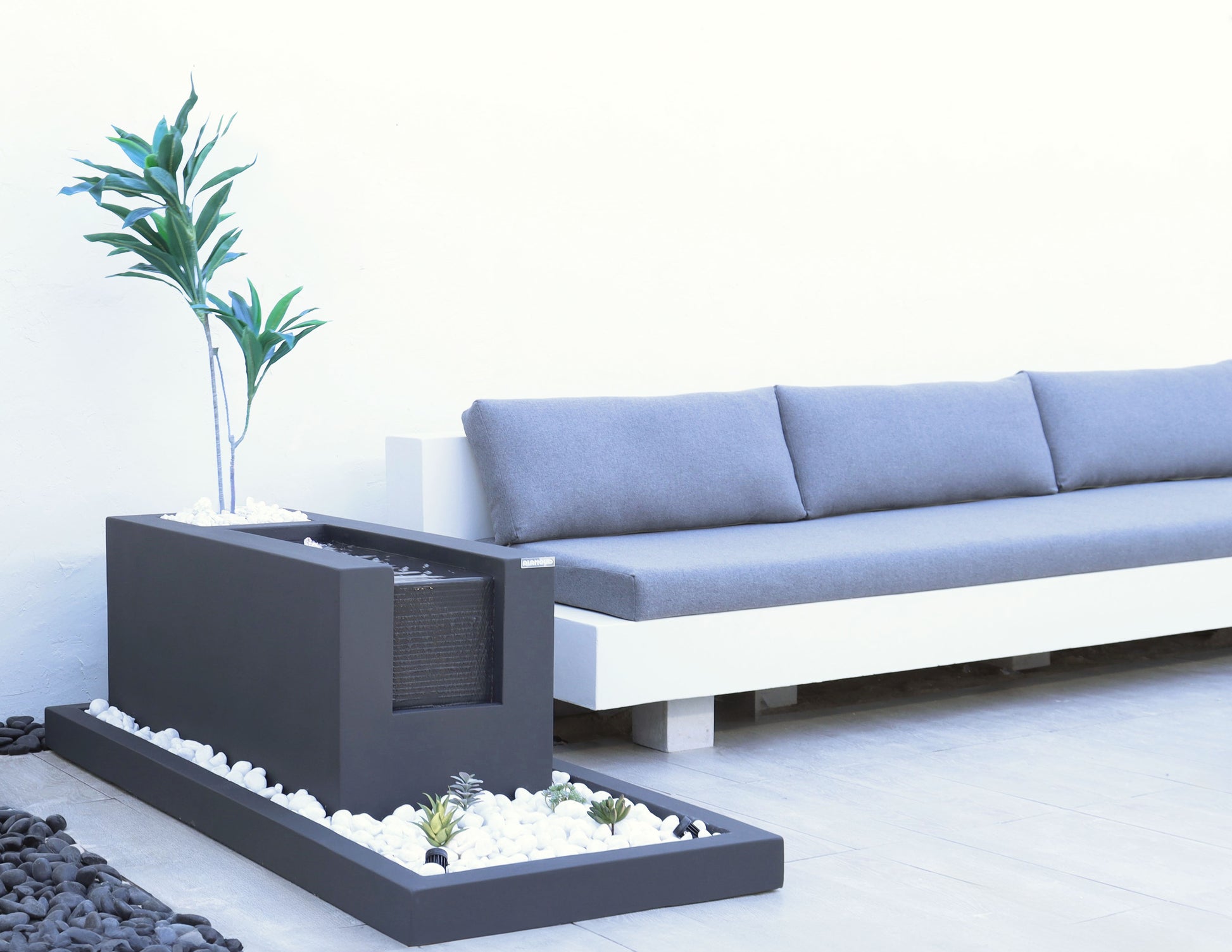 نافورة بمضخات فعّالة تمنح المكان حيوية وأناقة.