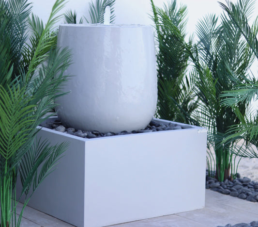 نافورة يونيك بتصميم مربع عصري يضيف حضورًا هادئًا للمكان.