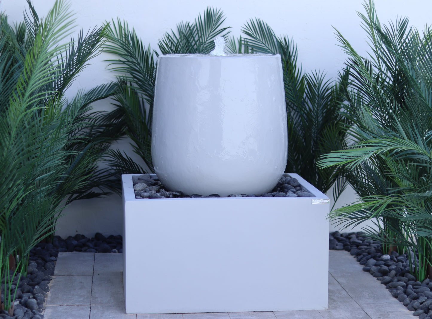 نافورة مميزة مناسبة للديكور الداخلي والخارجي.