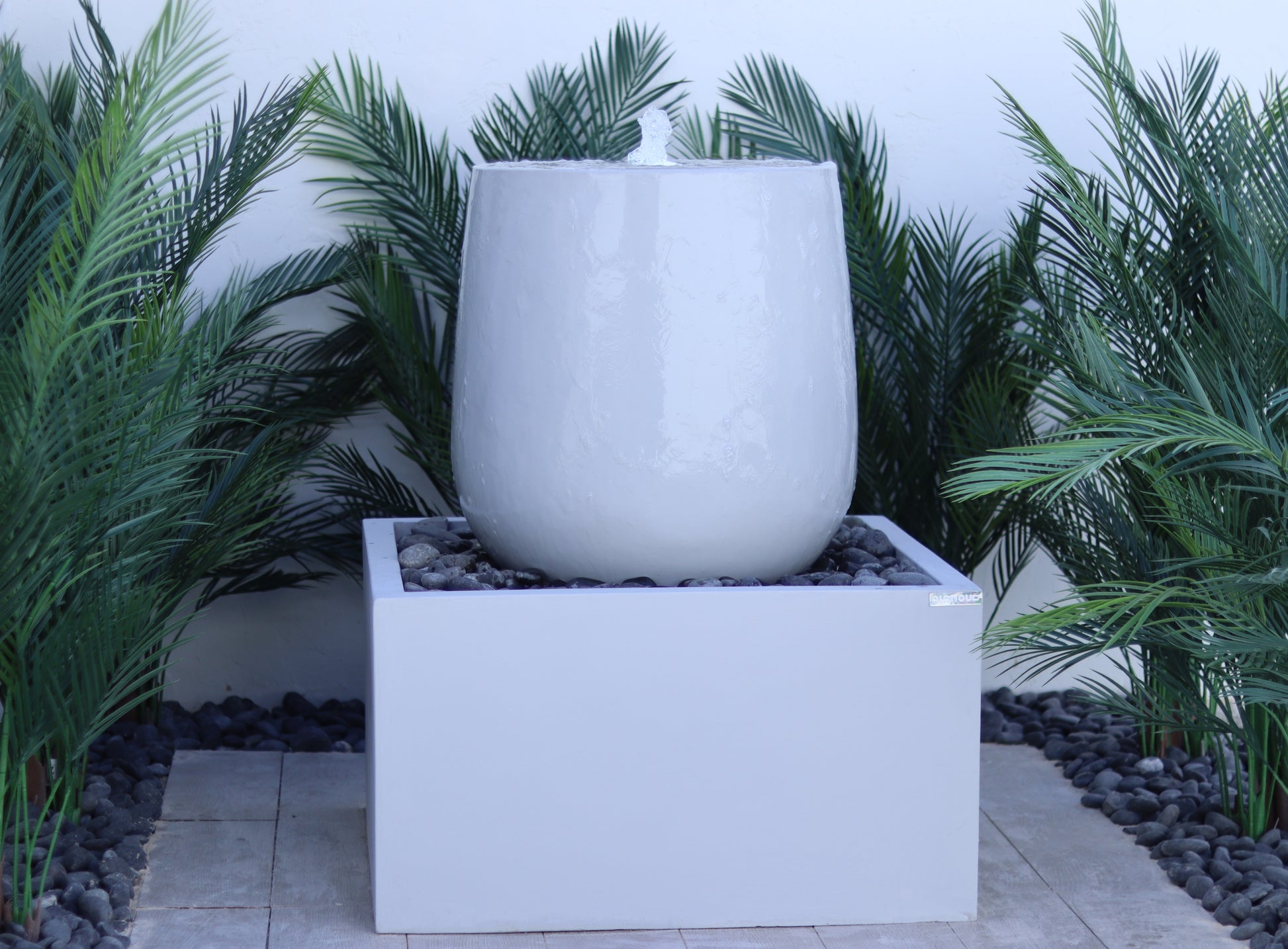 نافورة مميزة مناسبة للديكور الداخلي والخارجي.