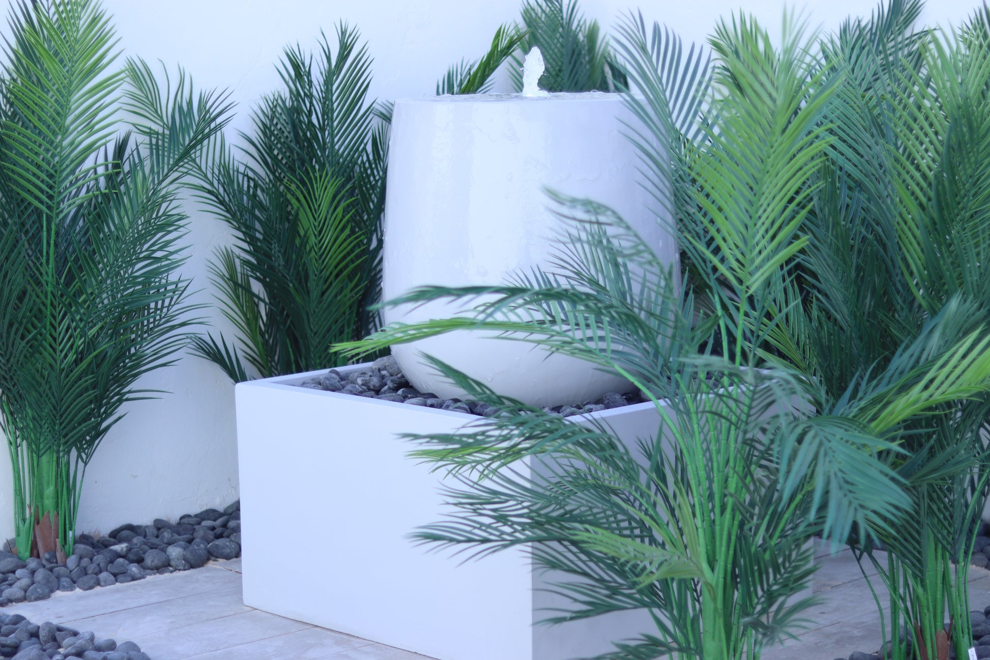 نافورة يونيك باللون الأبيض.