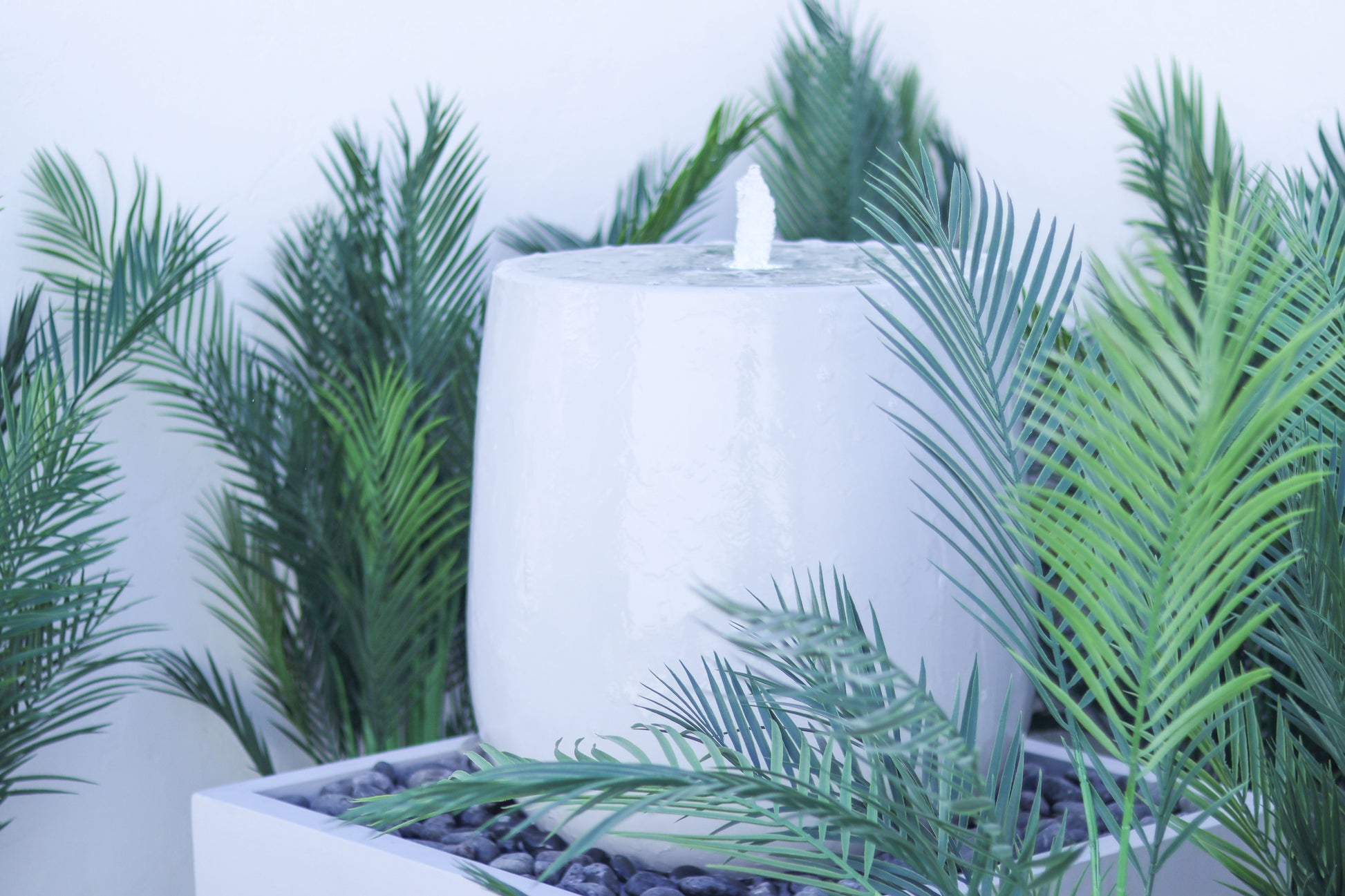 نافورة بتدفق مائي جذاب يمنح المساحة لمسة أناقة.