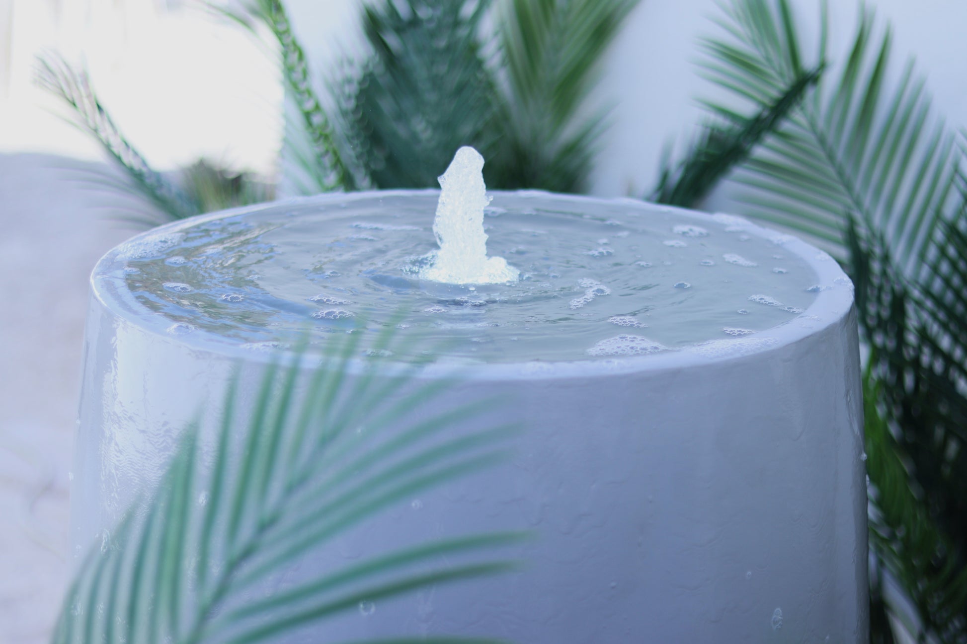 نافورة ذات تصميم بسيط وفاخر تناسب الحدائق والممرات.