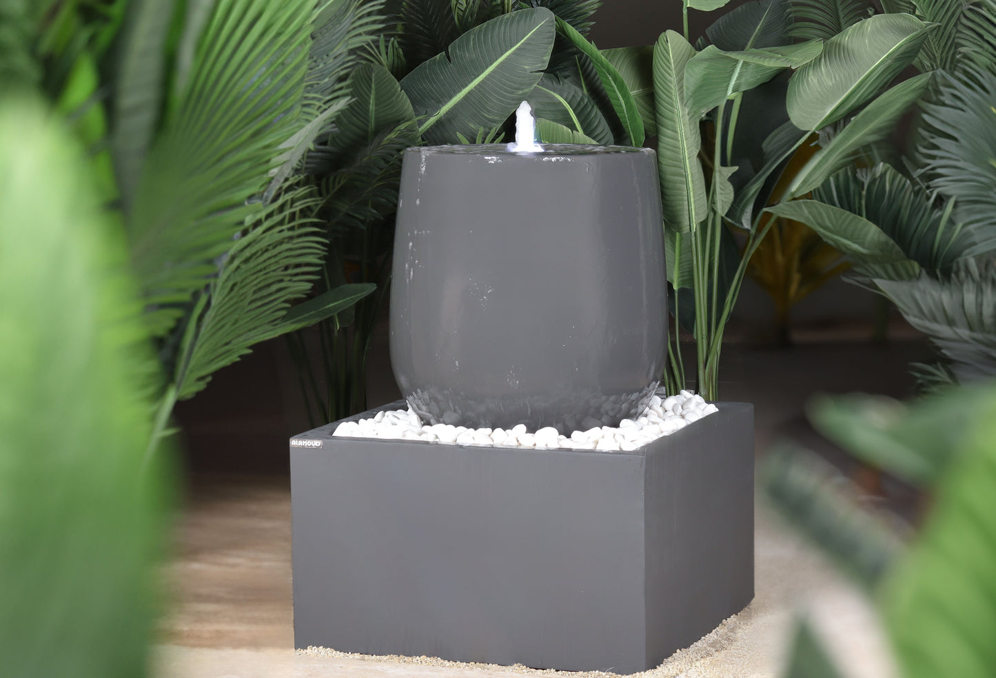 نافورة يونيك باللون الرمادي.