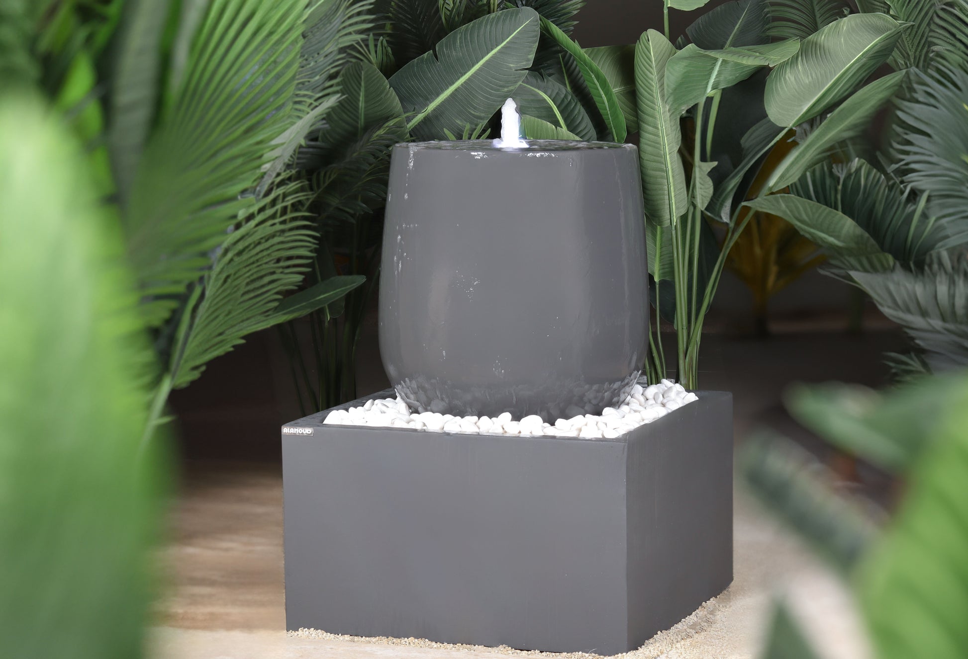 نافورة يونيك باللون الرمادي.