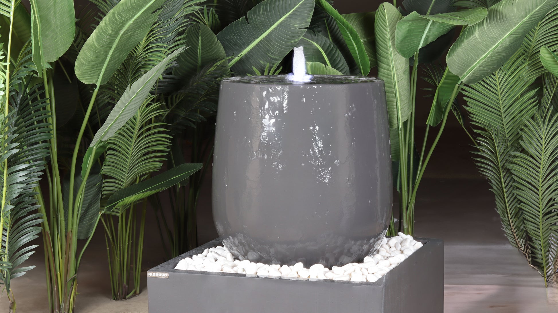 نافورة يونيك مع حجر زينة لإضافة لمسة طبيعية جميلة.