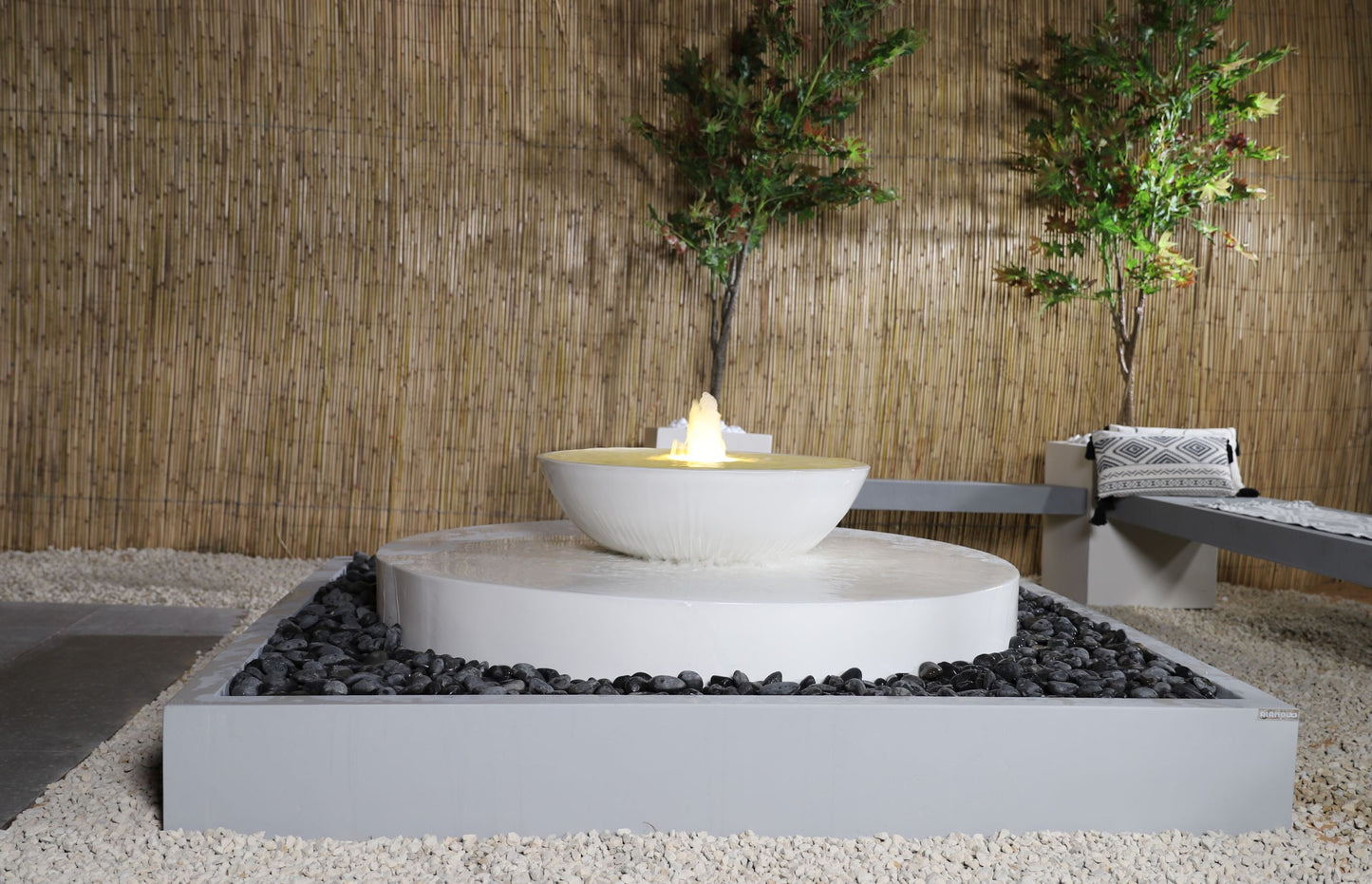 نافورة فينيسيا بتصميم متقن يضيف جمالًا طبيعيًا للمكان