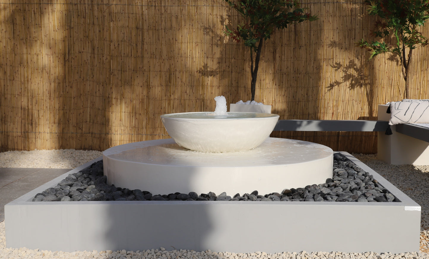 نافورة فينيسيا مربعة الشكل بحركة ماء هادئة