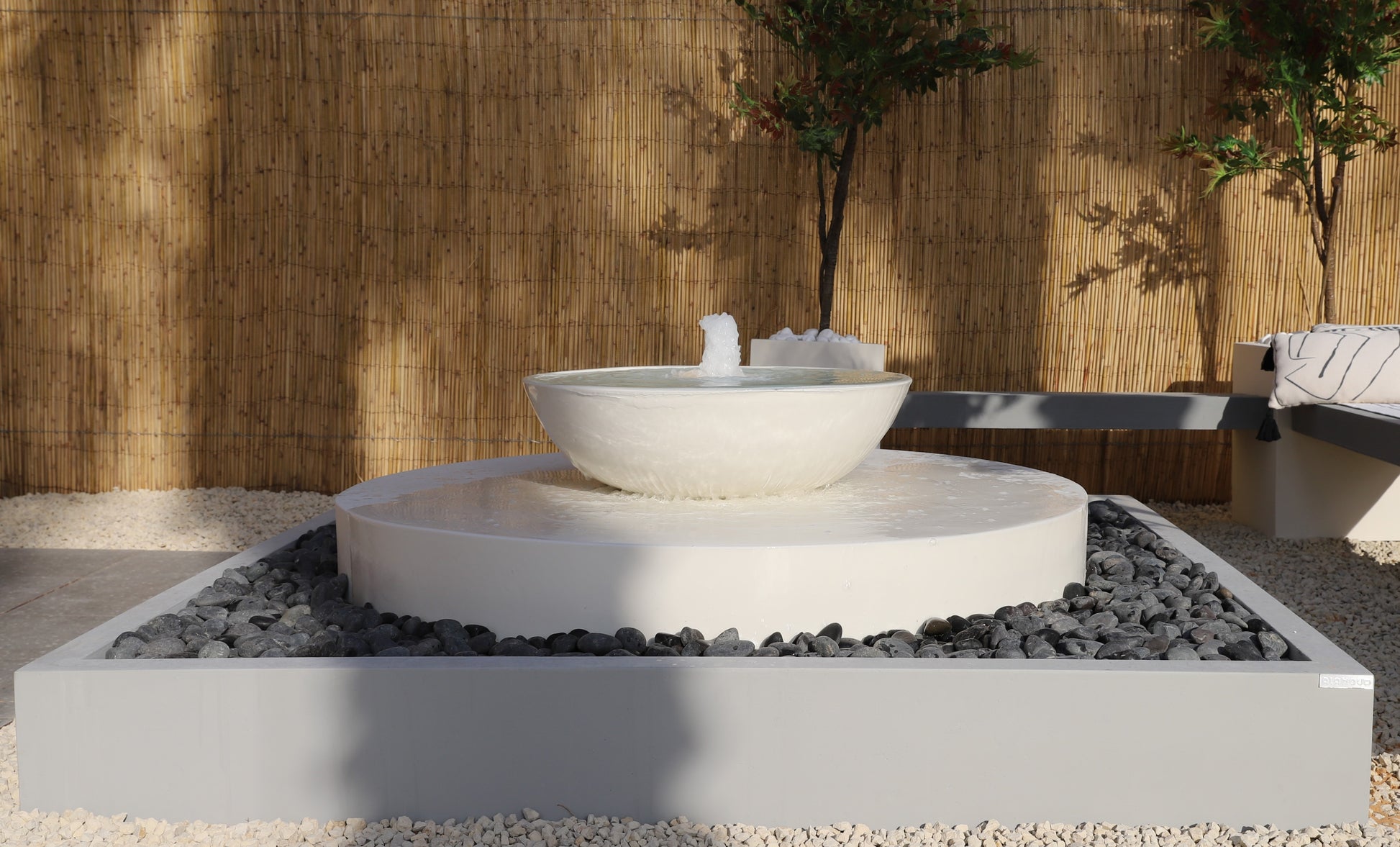 نافورة فينيسيا مربعة الشكل بحركة ماء هادئة