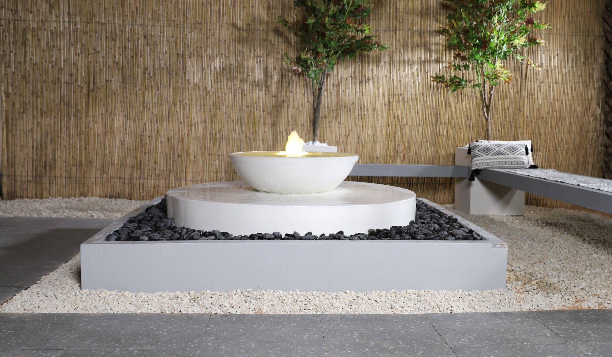 نافورة ديكور بمزيج من حجر الزينة ولمسة فاخرة