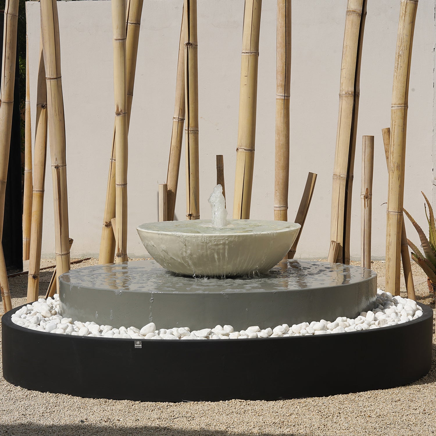 نافورة فينيسيا دائرية بتصميم كلاسيكي يناسب الحدائق والجلسات الخارجية.