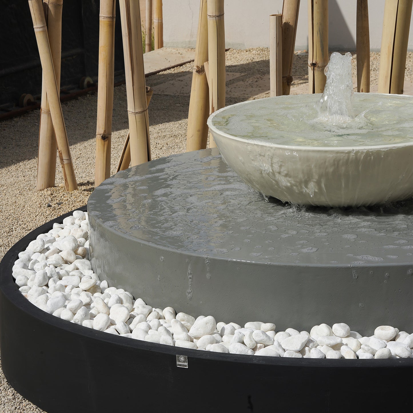 نافورة دائرية بإضاءة مدمجة تضيف هدوءًا وجمالًا للمكان.