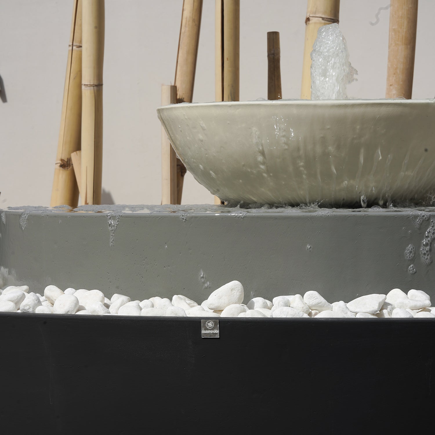 نافورة فينيسيا مصنوعة من خامة متينة مع تفاصيل تصميم راقية.