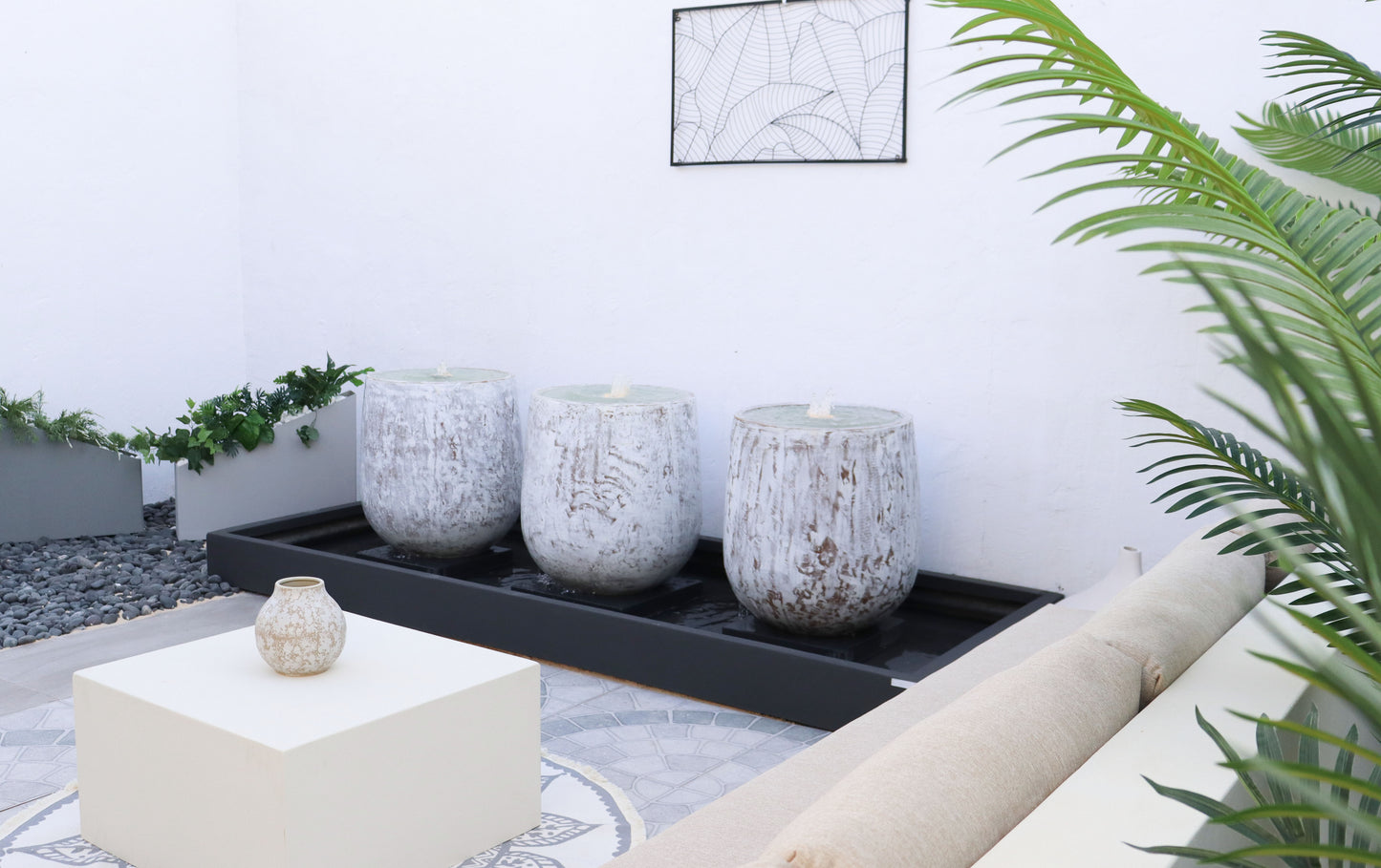 نافورة ديكور كبيرة للمساحات الخارجية تضيف طابعًا طبيعيًا وحياة للمكان.