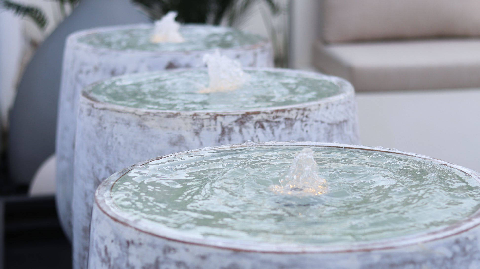 نافورة مائية بلمسات عصرية تدفق ماء ناعم.