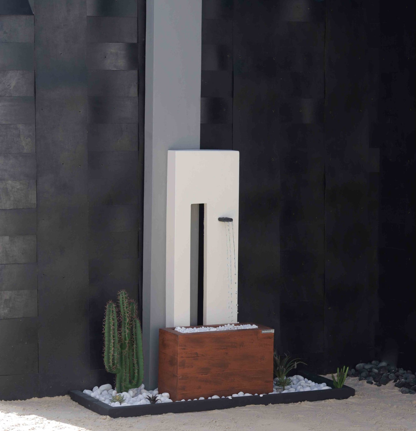 تصميم متناسق يجمع بين تدفق الماء والطبيعة والجمال الطبيعي.