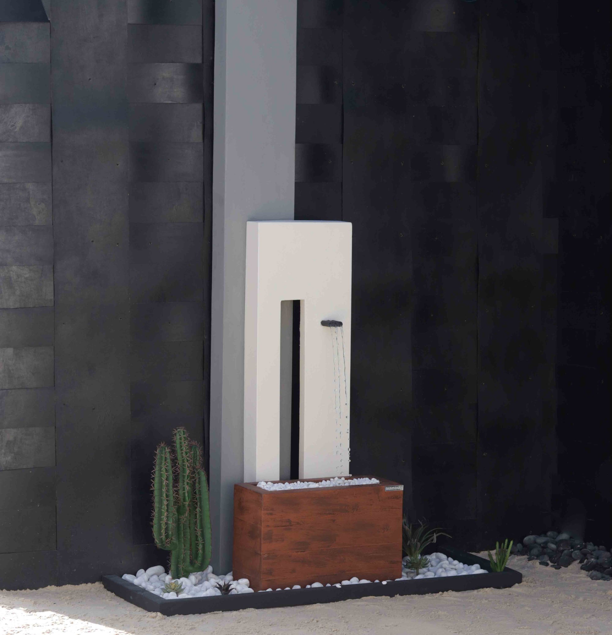 تصميم متناسق يجمع بين تدفق الماء والطبيعة والجمال الطبيعي.