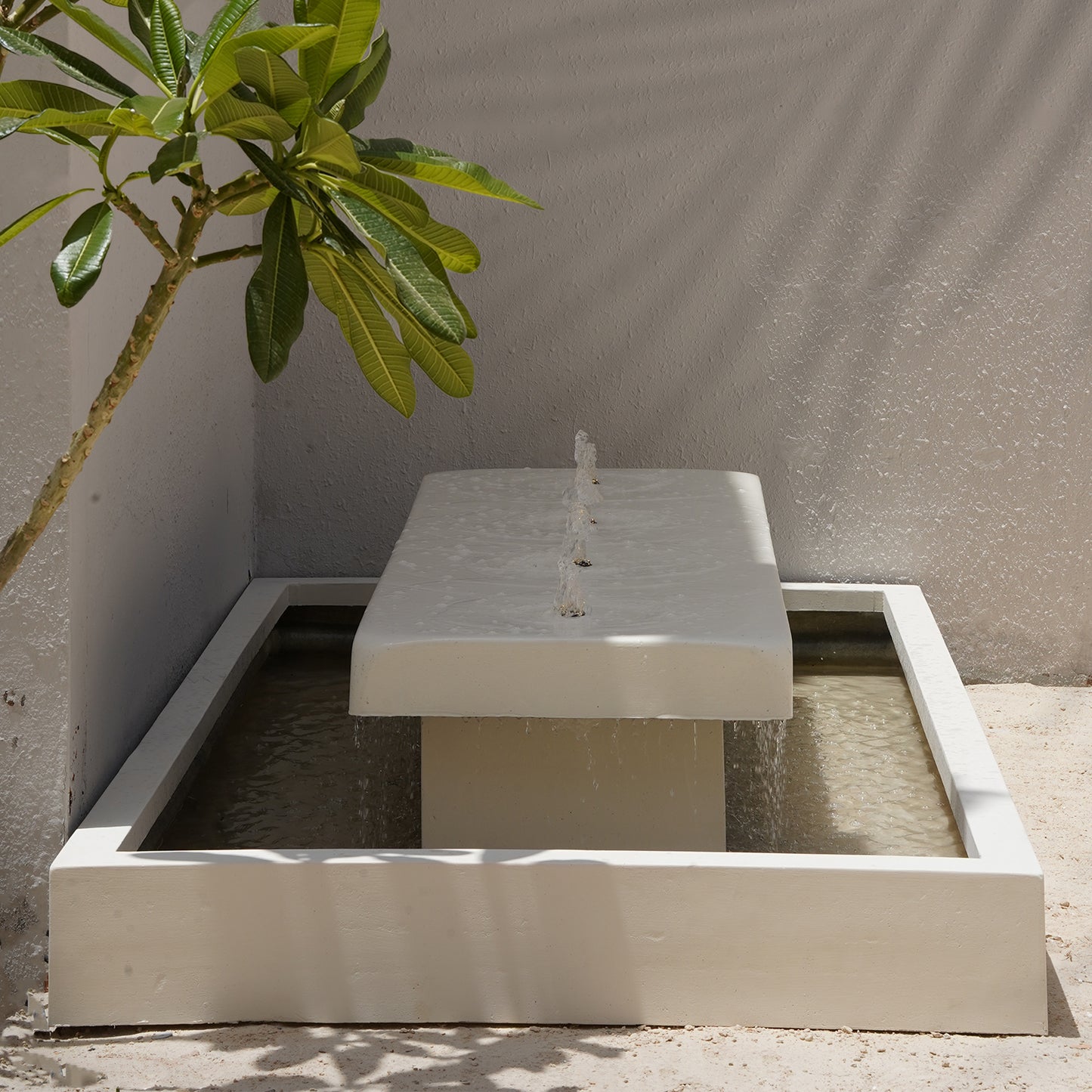 نافورة بوليفارد بإضاءة جذابة وتدفق مائي هادئ.