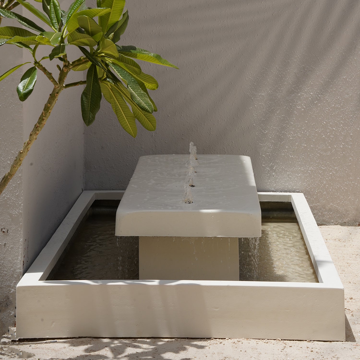 نافورة بوليفارد بإضاءة جذابة وتدفق مائي هادئ.