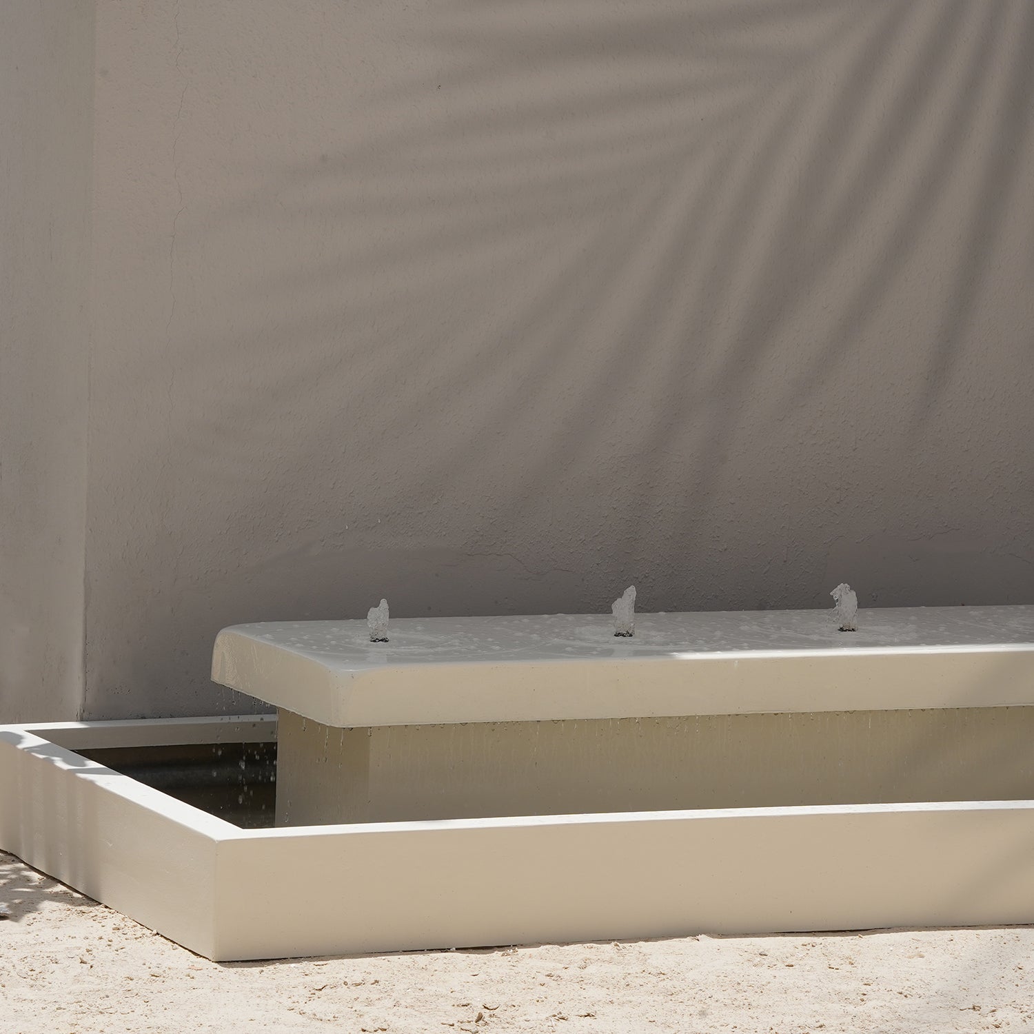 نافورة خارجية متعددة الألوان مع تصميم فاخر ومتين.