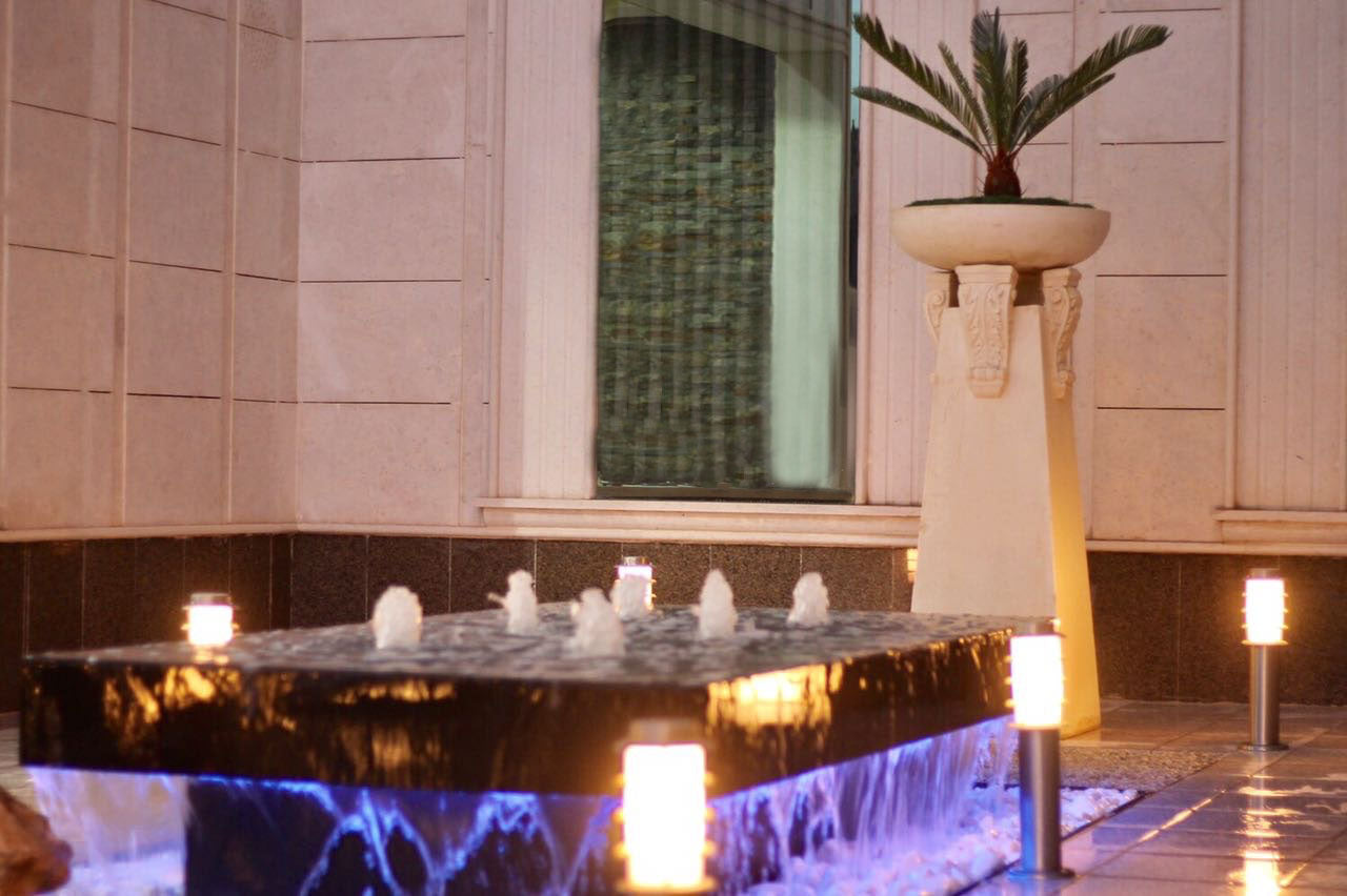 نافورة ديكور كبيرة مع ست مضخات لتدفق ماء قوي